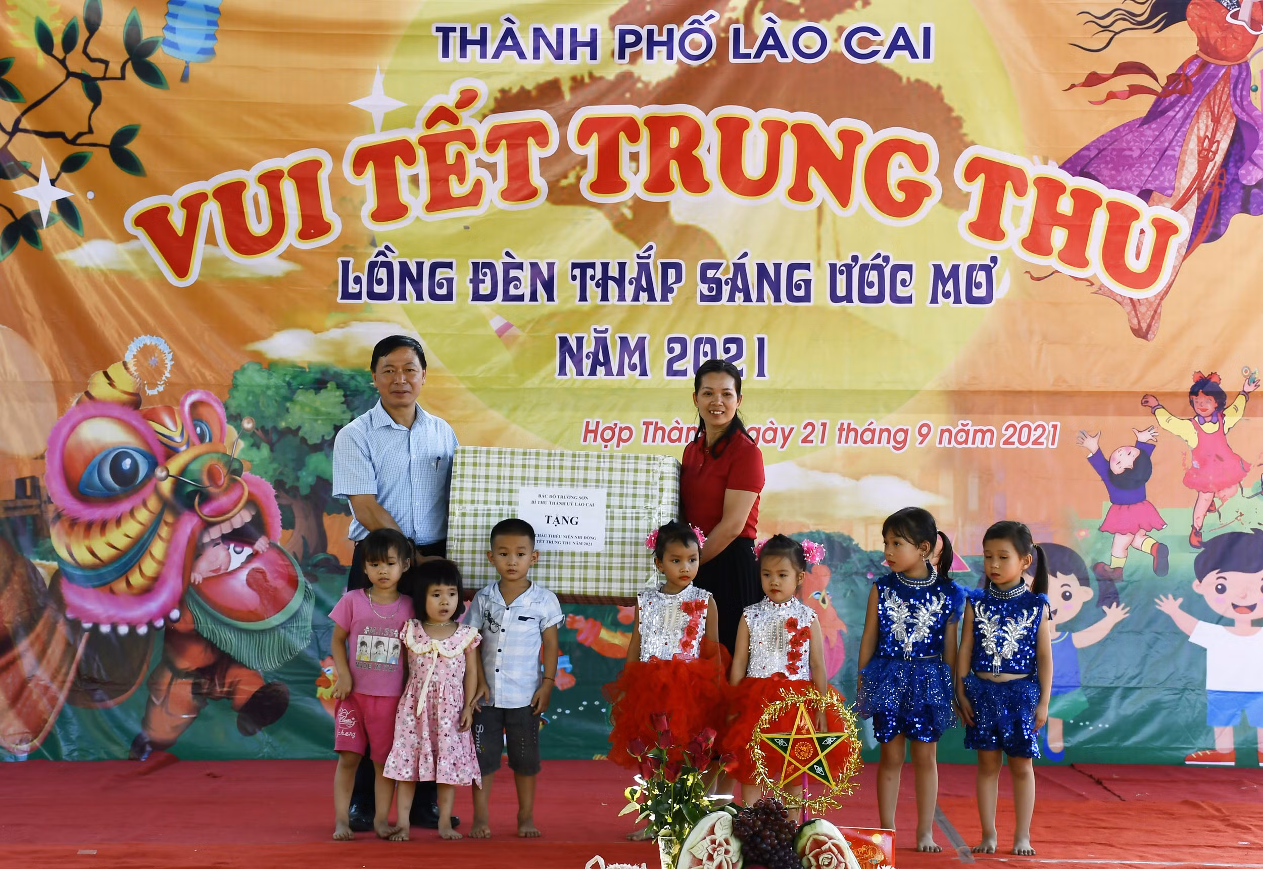 Bí thư Thành ủy Lào Cai Đỗ Trường Sơn tặng quà Điểm Trường Mầm non Nậm Rịa.