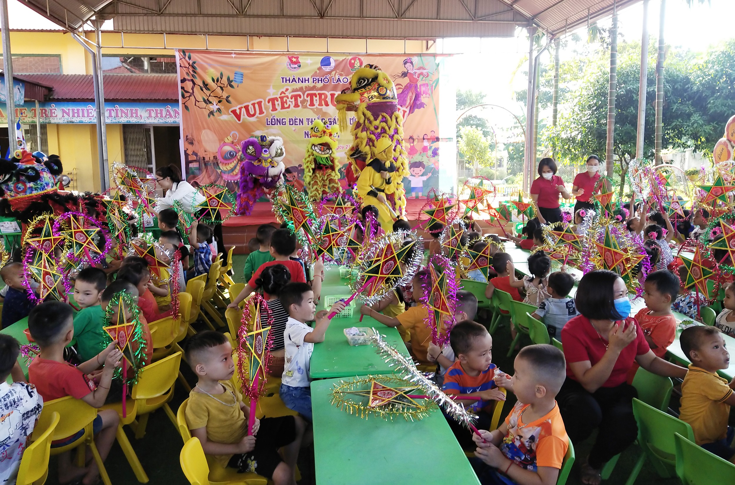 Màn nghệ thuật múa lân thu hút các em học sinh. Màn nghệ thuật múa lân thu hút các em học sinh.