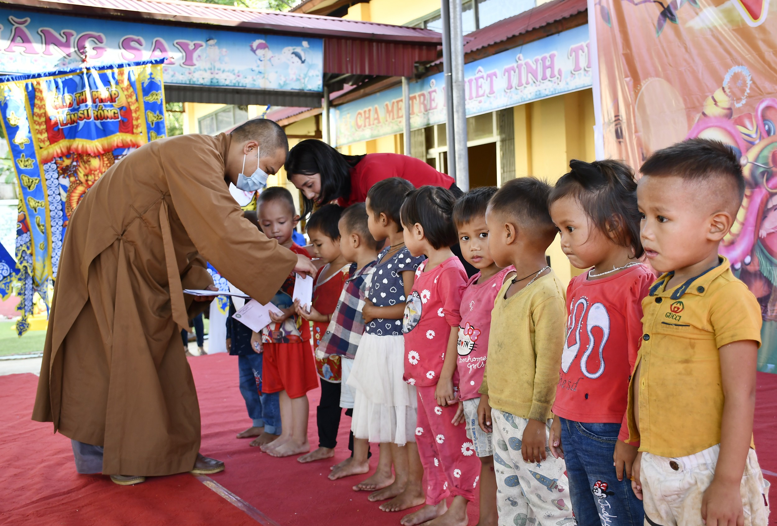 Giáo hội Phật giáo Việt Nam tỉnh Lào Cai tặng học bổng cho các em học sinh. Giáo hội Phật giáo Việt Nam tỉnh Lào Cai tặng học bổng cho các em học sinh.
