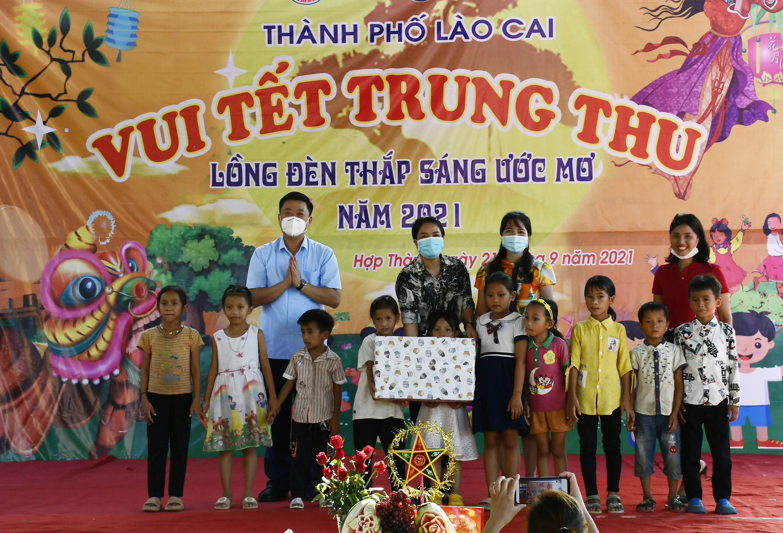 UBND thành phố Lào Cai tặng quà cho cô và trò Điểm trường Nậm Rịa.