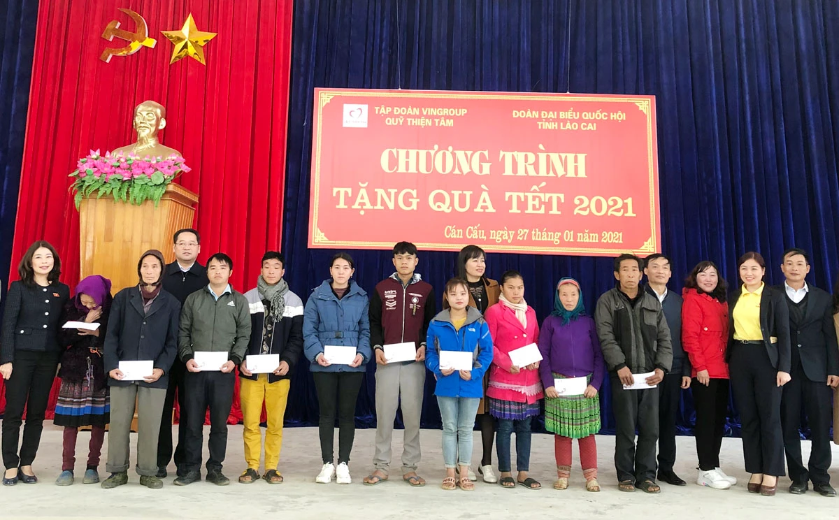 Tặng quà các gia đình chính sách tại cụm xã Cán Cấu. Tặng quà các gia đình chính sách tại cụm xã Cán Cấu.
