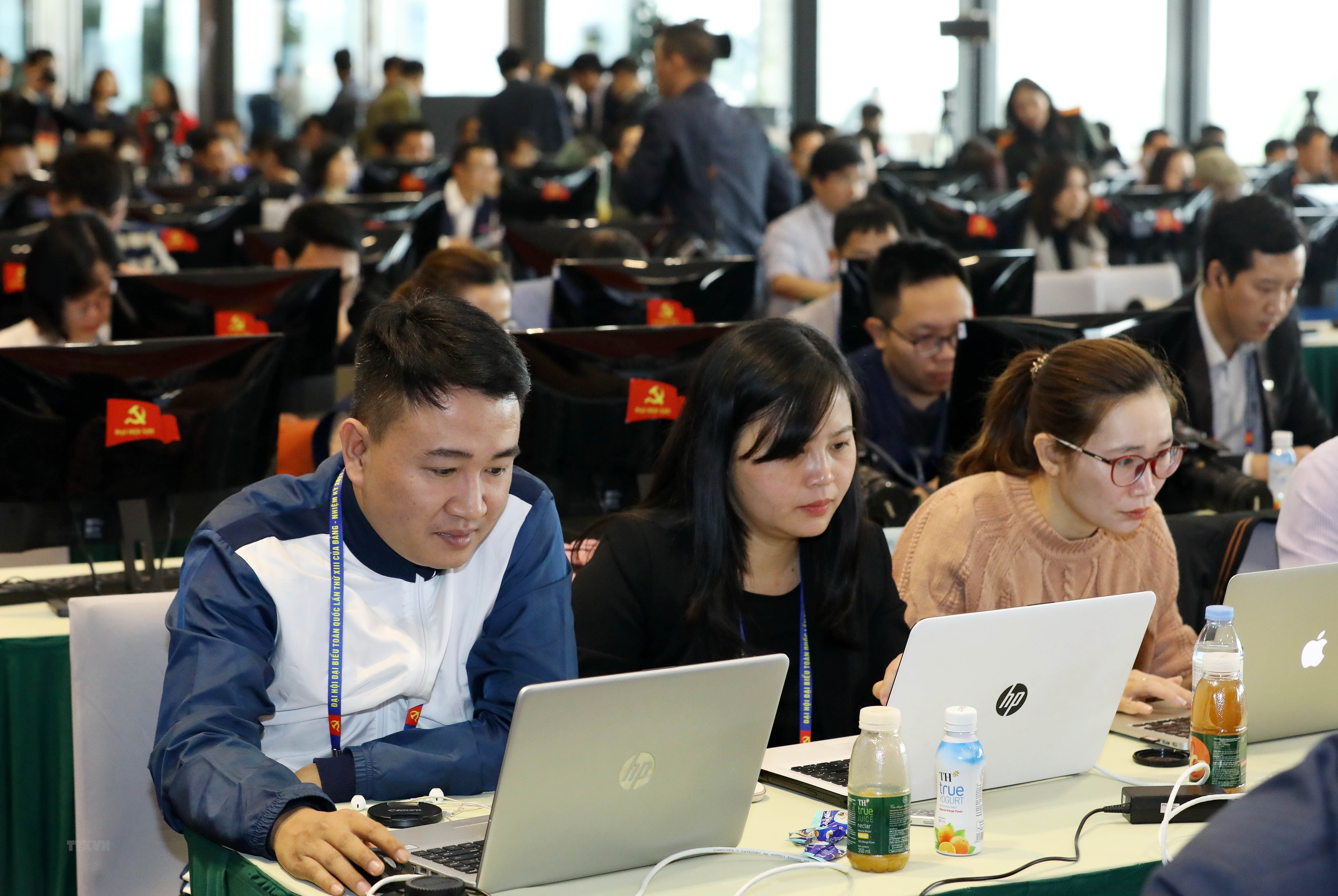 Phóng viên các cơ quan thông tấn, báo chí trong nước tác nghiệp tại Trung tâm Báo chí Đại hội XIII của Đảng.