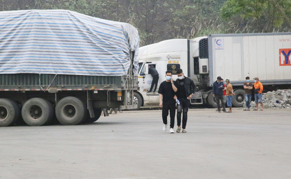 Mọi người thực hiện nghiêm quy định đeo khẩu trang.