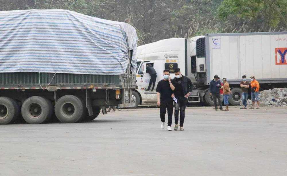 Mọi người thực hiện nghiêm quy định đeo khẩu trang.