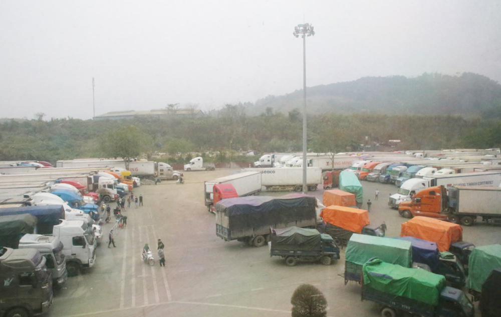 Hoạt động xuất - nhập khẩu qua Cửa khẩu Kim Thành nhộn nhịp những ngày cuối năm.