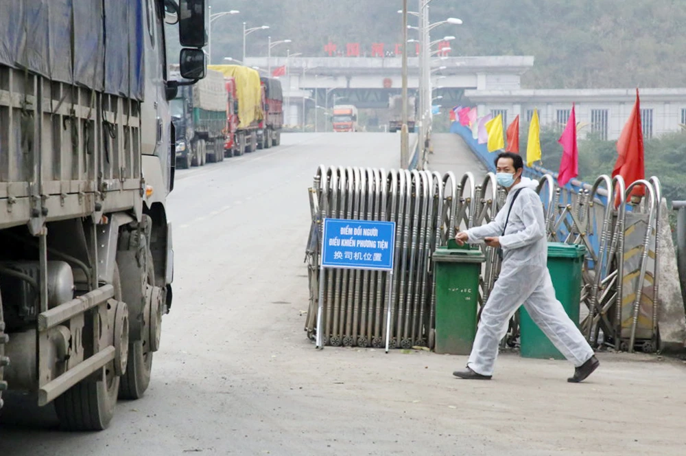Lái xe mặc quần áo bảo hộ, đeo khẩu trang theo quy định.