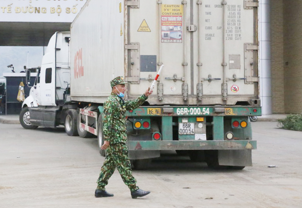 Lực lượng biên phòng điều tiết phương tiện tại Cửa khẩu Kim Thành.