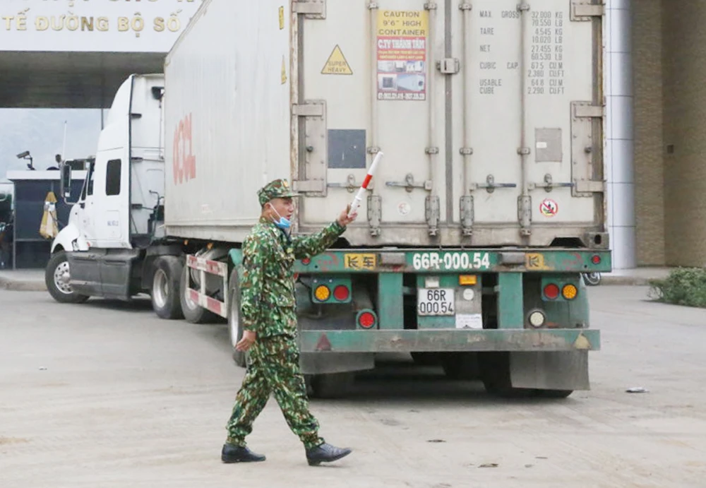 Lực lượng biên phòng điều tiết phương tiện tại Cửa khẩu Kim Thành.