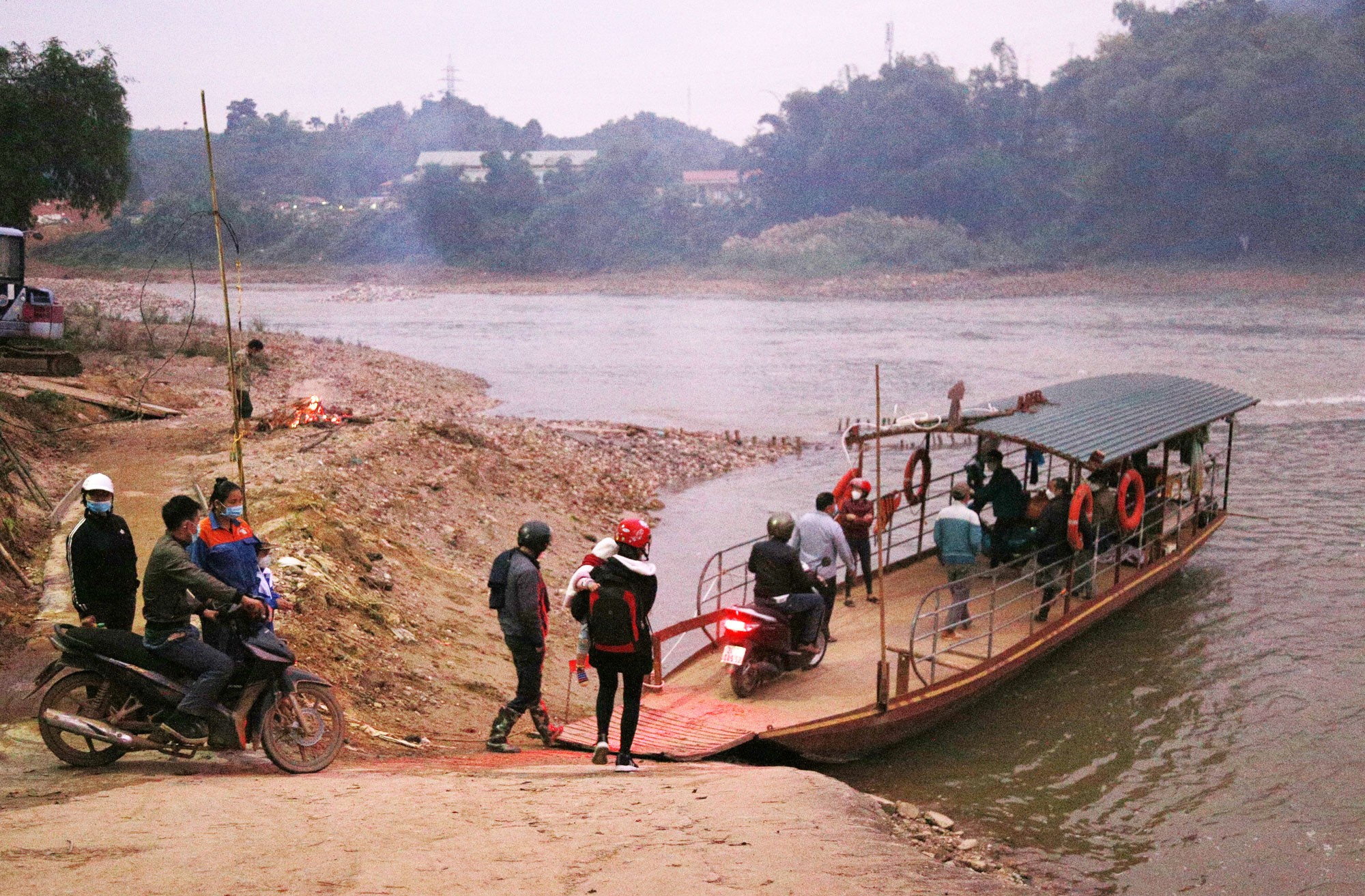 “Nín thở” qua đò Việt Tiến ảnh 1