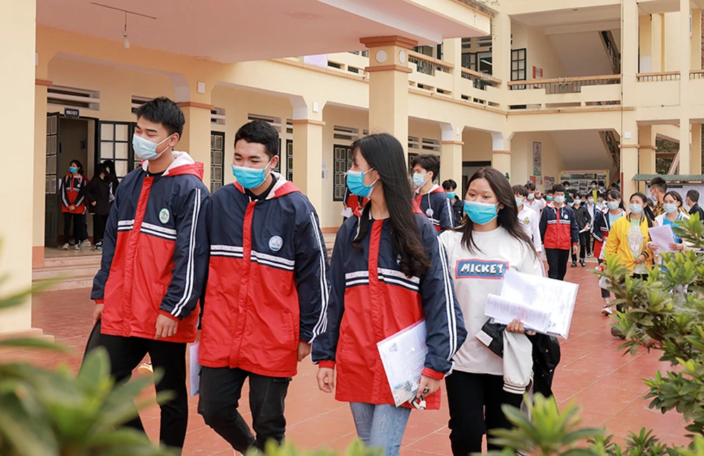 Thí sinh Sa Pa rời phòng thi sau thời gian làm bài.