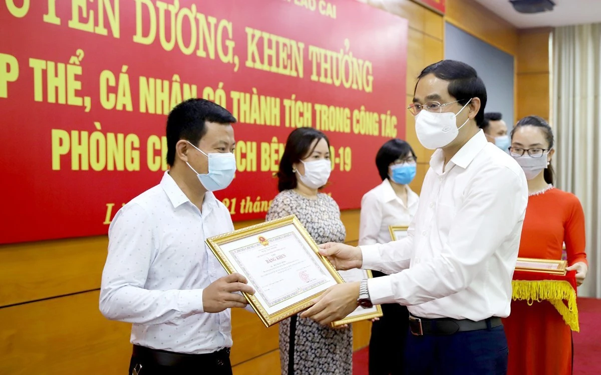 Anh Trần Trung Kiên được Chủ tịch UBND tỉnh tặng Bằng khen do có những đóng góp xuất sắc trong công tác phòng, chống dịch bệnh COVID-19.