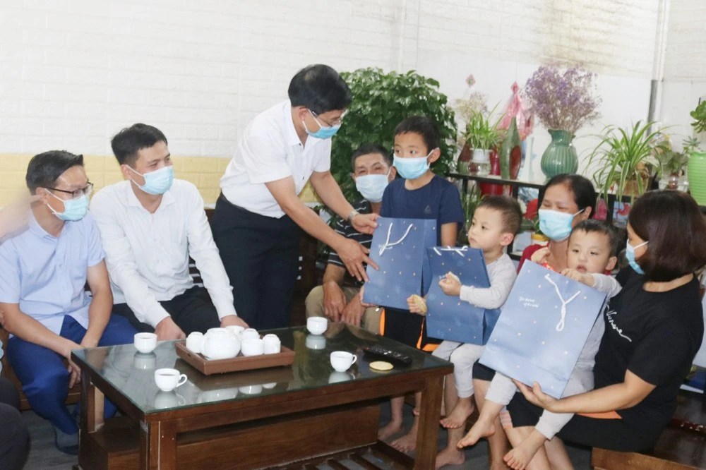 Các đơn vị, địa phương tổ chức hoạt động, tặng quà Tết Trung thu cho thiếu nhi ảnh 3