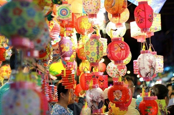 Đèn lồng Trung thu với vô số hình dáng khác nhau