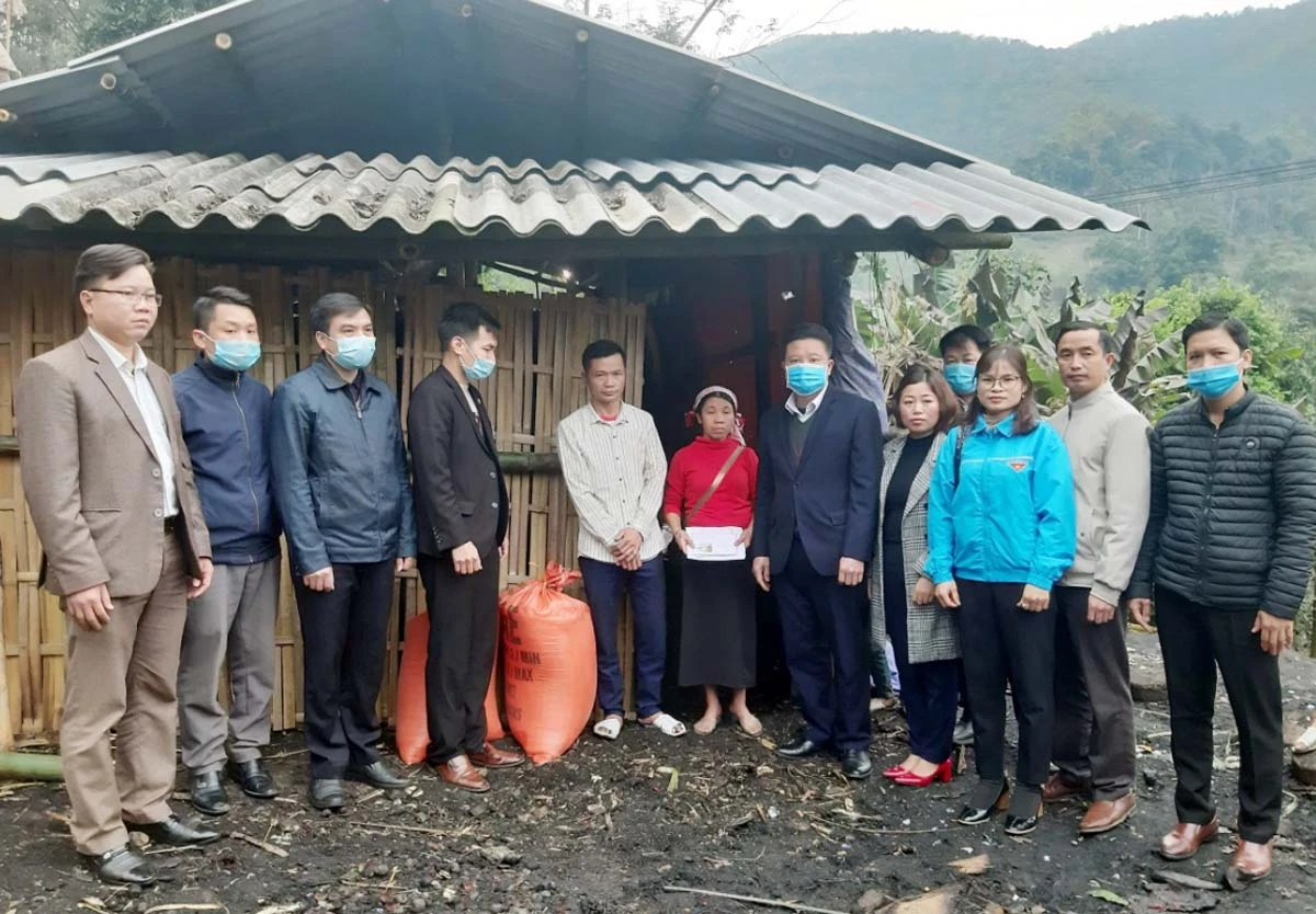 Thường trực Đảng ủy, UBND xã Hòa Mạc và các cơ quan, ban, ngành của huyện Văn Bàn đến thăm hỏi, trao tiền hỗ trợ gia đình ông La Văn Toán. Thường trực Đảng ủy, UBND xã Hòa Mạc và các cơ quan, ban, ngành của huyện Văn Bàn đến thăm hỏi, trao tiền hỗ trợ gia đình ông La Văn Toán.