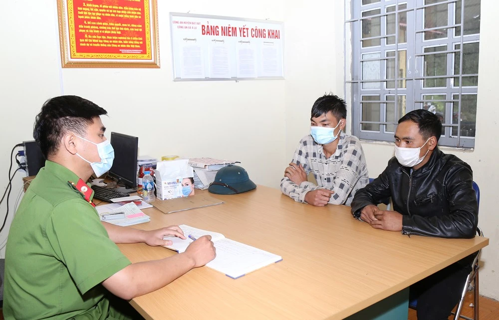 Trong khi tiếp công dân, Công an xã A Lù luôn kết hợp tuyên truyền, phổ biến pháp luật.