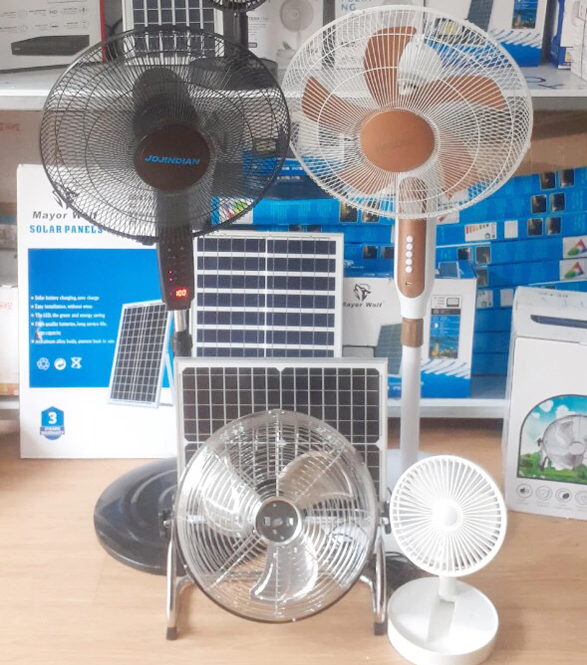 Quạt năng lượng mặt trời đang là sự lựa chọn của nhiều gia đình trong mùa hè.