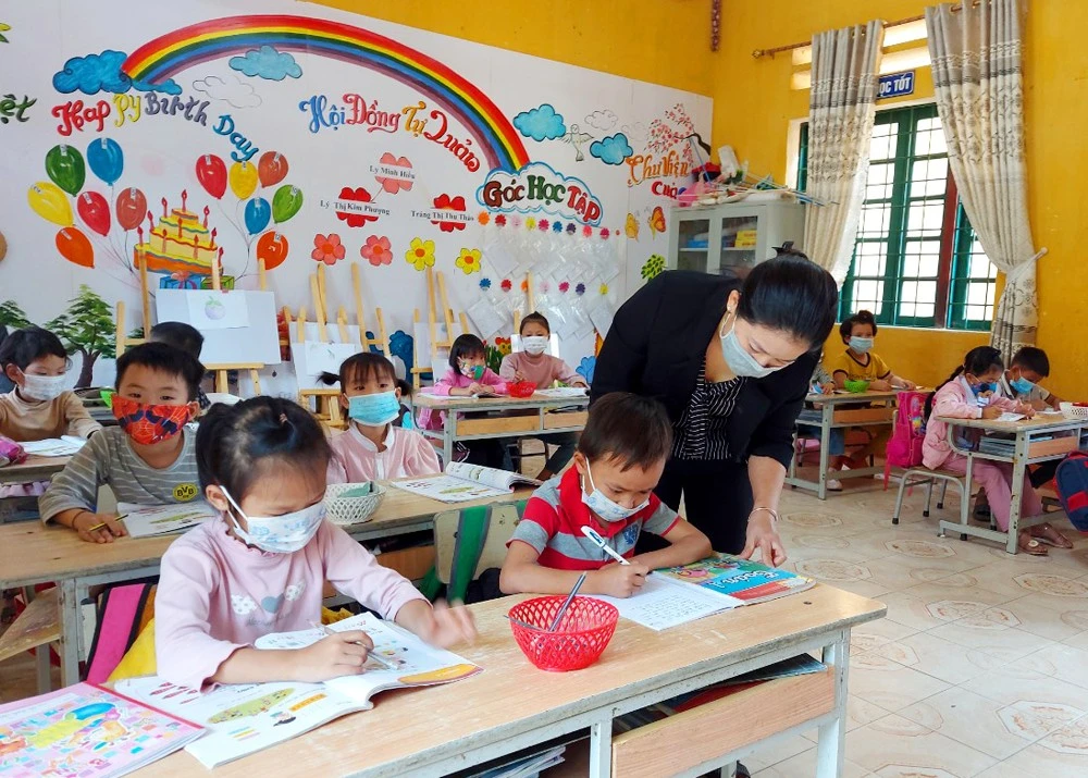 Cô và trò Trường Tiểu học và THCS Cốc Mỳ trong giờ học.