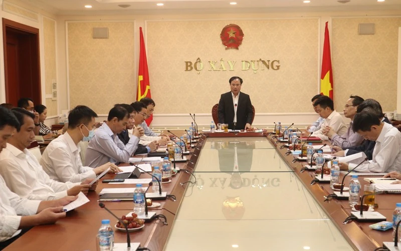 Thứ trưởng Xây dựng Nguyễn Văn Sinh phát biểu tại Hội thảo góp ý Dự thảo Chiến lược phát triển nhà ở Quốc gia giai đoạn 2021 – 2030, tầm nhìn đến năm 2040