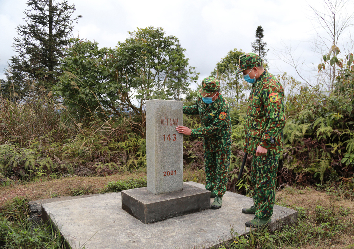 Bài cuối: Khi biên giới cách một bước chân ảnh 1