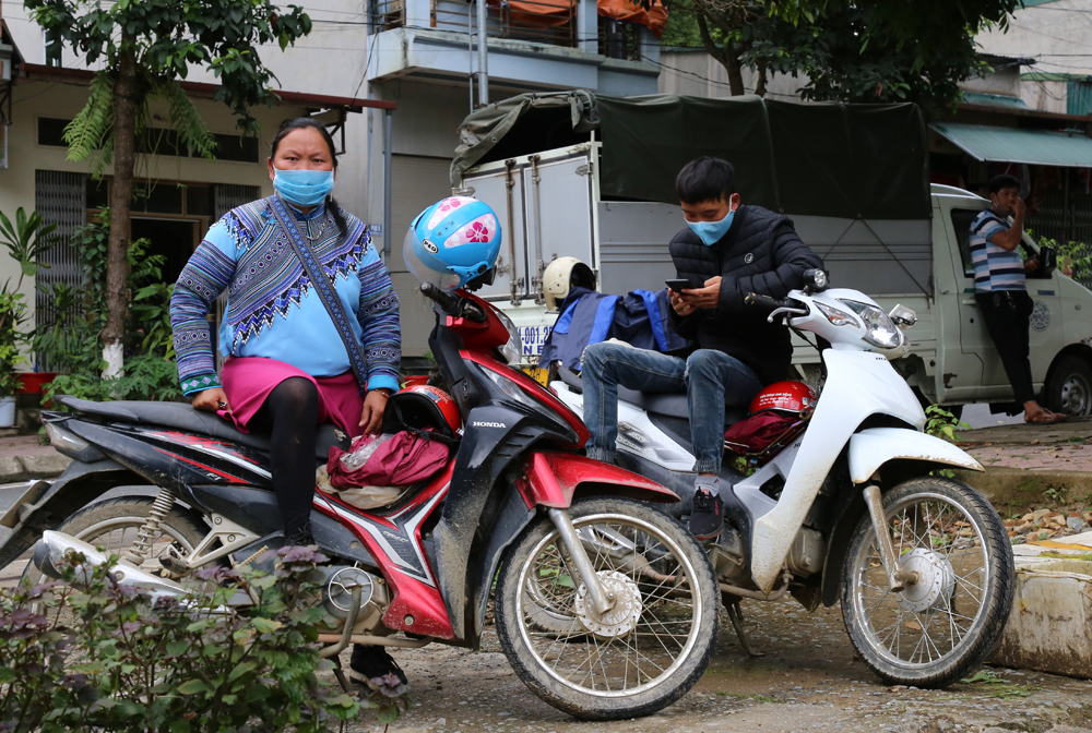 Phụ huynh ở xa đợi đón con về sau môn thi cuối.