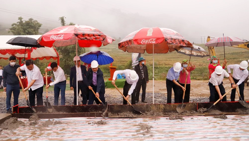 Tập đoàn T&T Group trao tặng thị xã Sa Pa 2.000 tấn xi măng ảnh 2