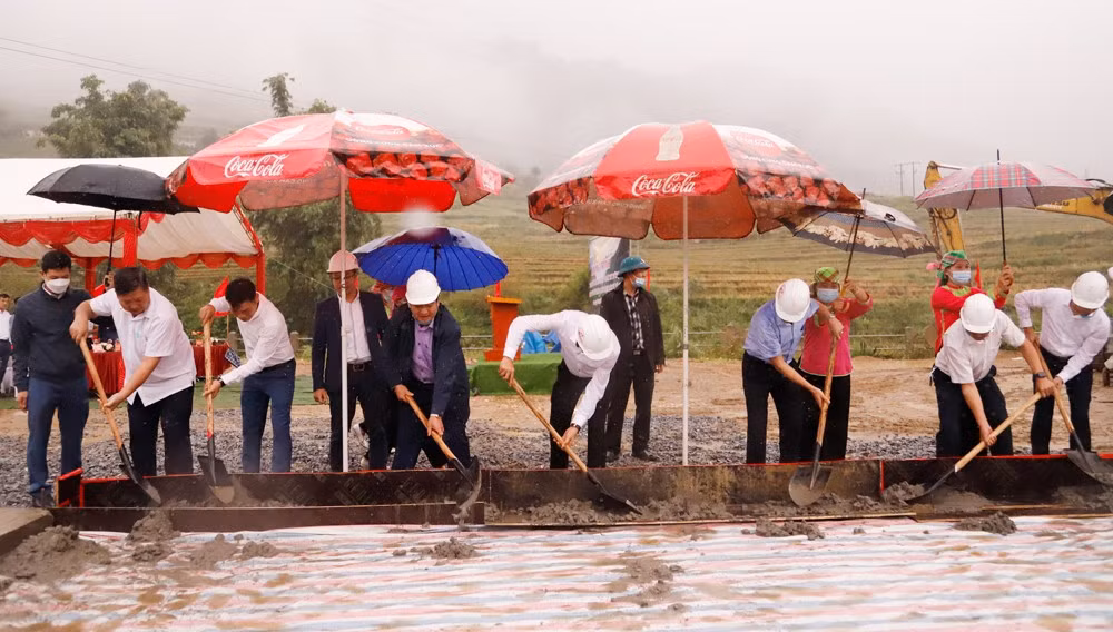 Tập đoàn T&T Group trao tặng thị xã Sa Pa 2.000 tấn xi măng ảnh 2