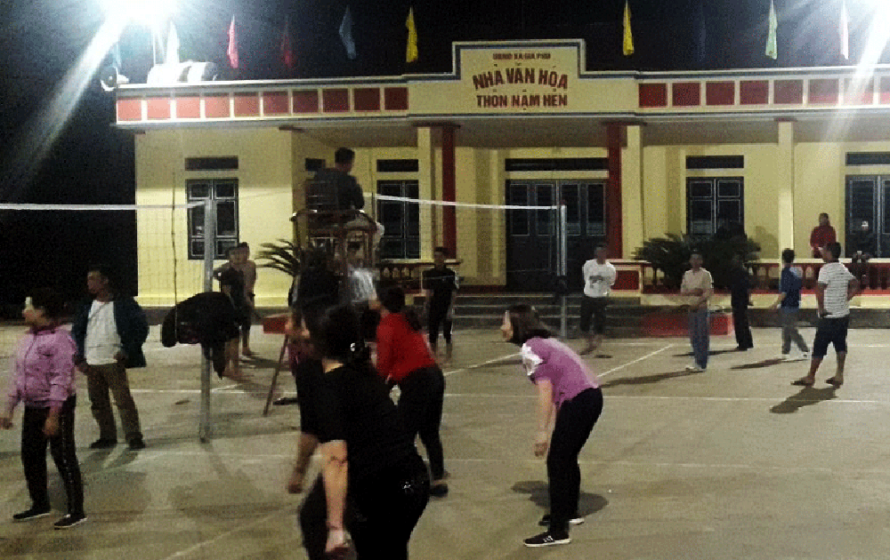 Người dân thôn Nậm Hẻn, xã Gia Phú (Bảo Thắng) thắp điện chơi bóng chuyền hơi.