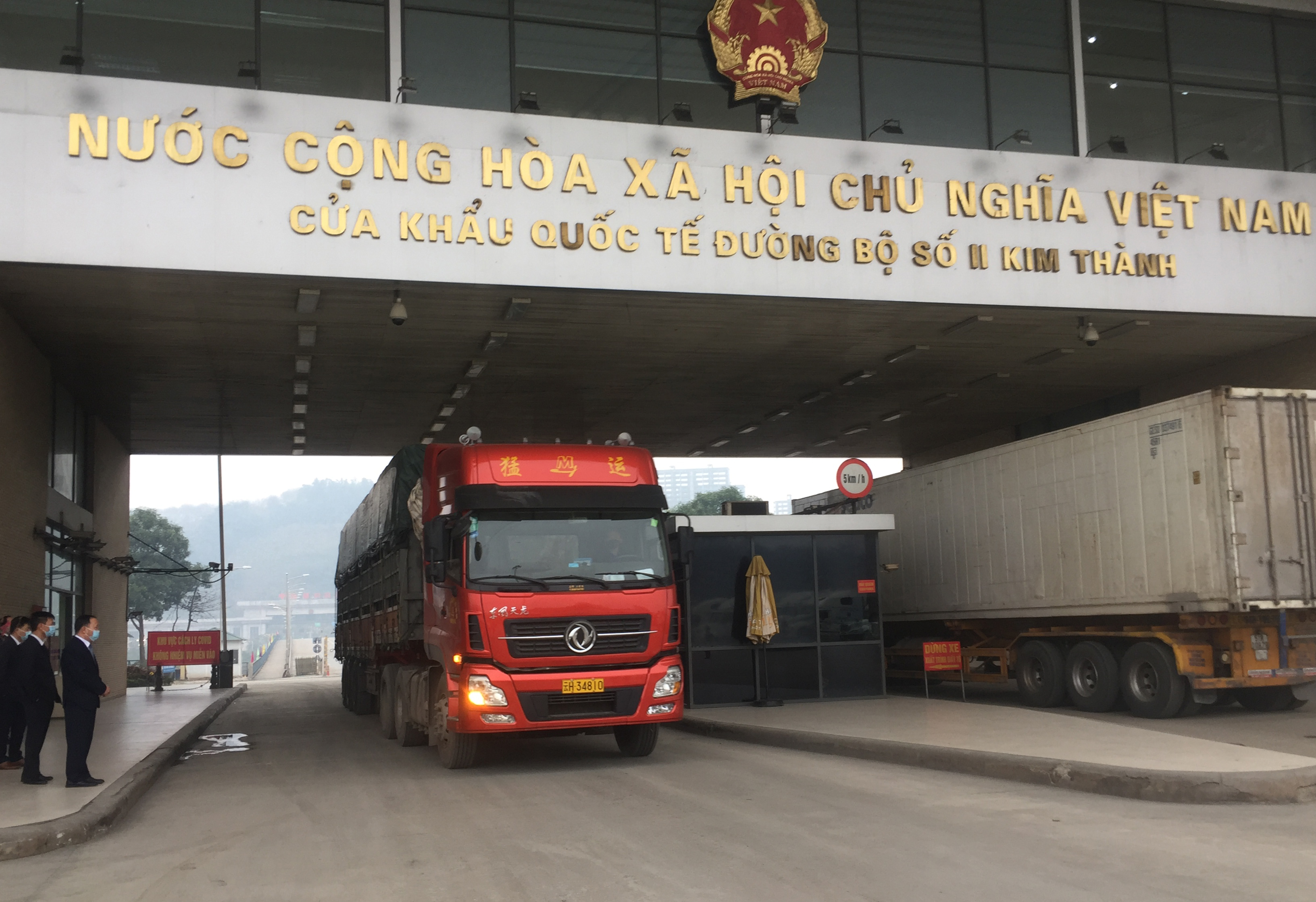 Chuyến hàng nhập khẩu đầu tiên qua Cửa khẩu Quốc tế đường bộ số II Kim Thành.