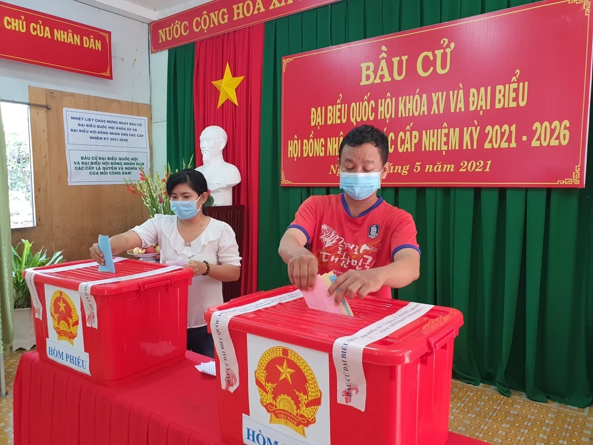 Cử tri đi bầu cử ngày 23/5/2021