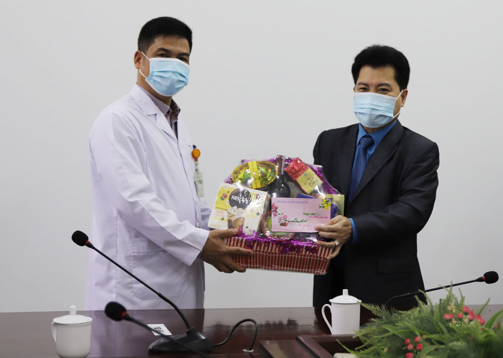 Lãnh đạo Liên đoàn Lao động tỉnh tặng quà Tết Bệnh viện Đa khoa tỉnh. Đại diện ngành y tế tỉnh trao quà cho những hoàn cảnh khó khăn.