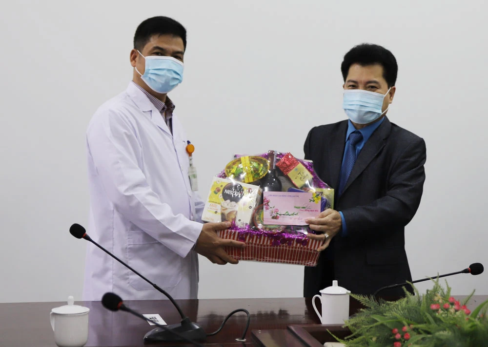 Lãnh đạo Liên đoàn Lao động tỉnh tặng quà Tết Bệnh viện Đa khoa tỉnh. Đại diện ngành y tế tỉnh trao quà cho những hoàn cảnh khó khăn.