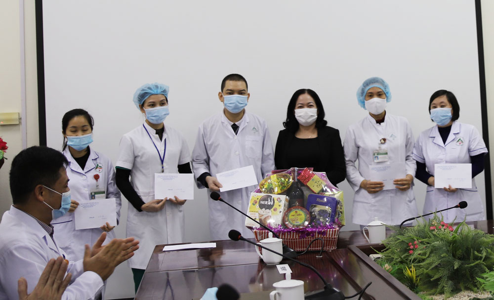 Lãnh đạo Liên đoàn Lao động tỉnh tặng quà Tết Bệnh viện Đa khoa tỉnh. Đại diện ngành y tế tỉnh trao quà cho những hoàn cảnh khó khăn.