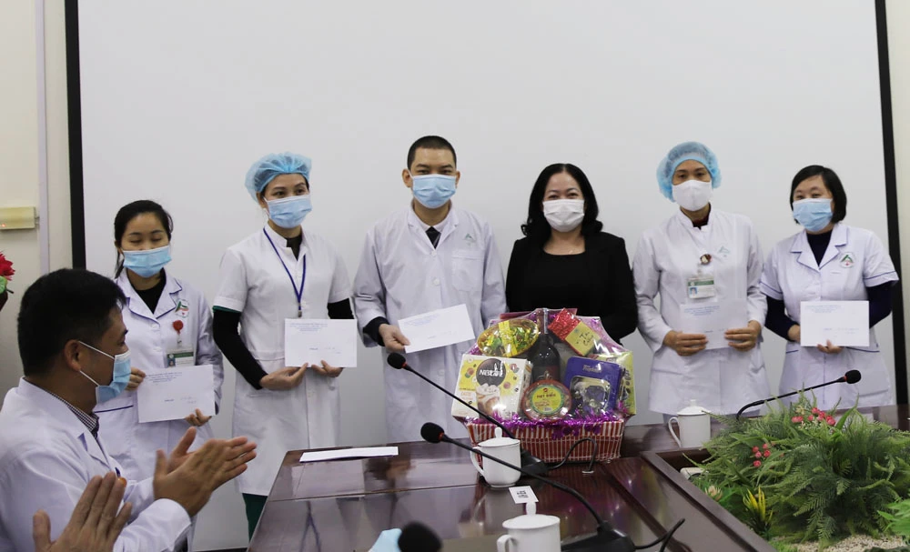 Lãnh đạo Liên đoàn Lao động tỉnh tặng quà Tết Bệnh viện Đa khoa tỉnh. Đại diện ngành y tế tỉnh trao quà cho những hoàn cảnh khó khăn.