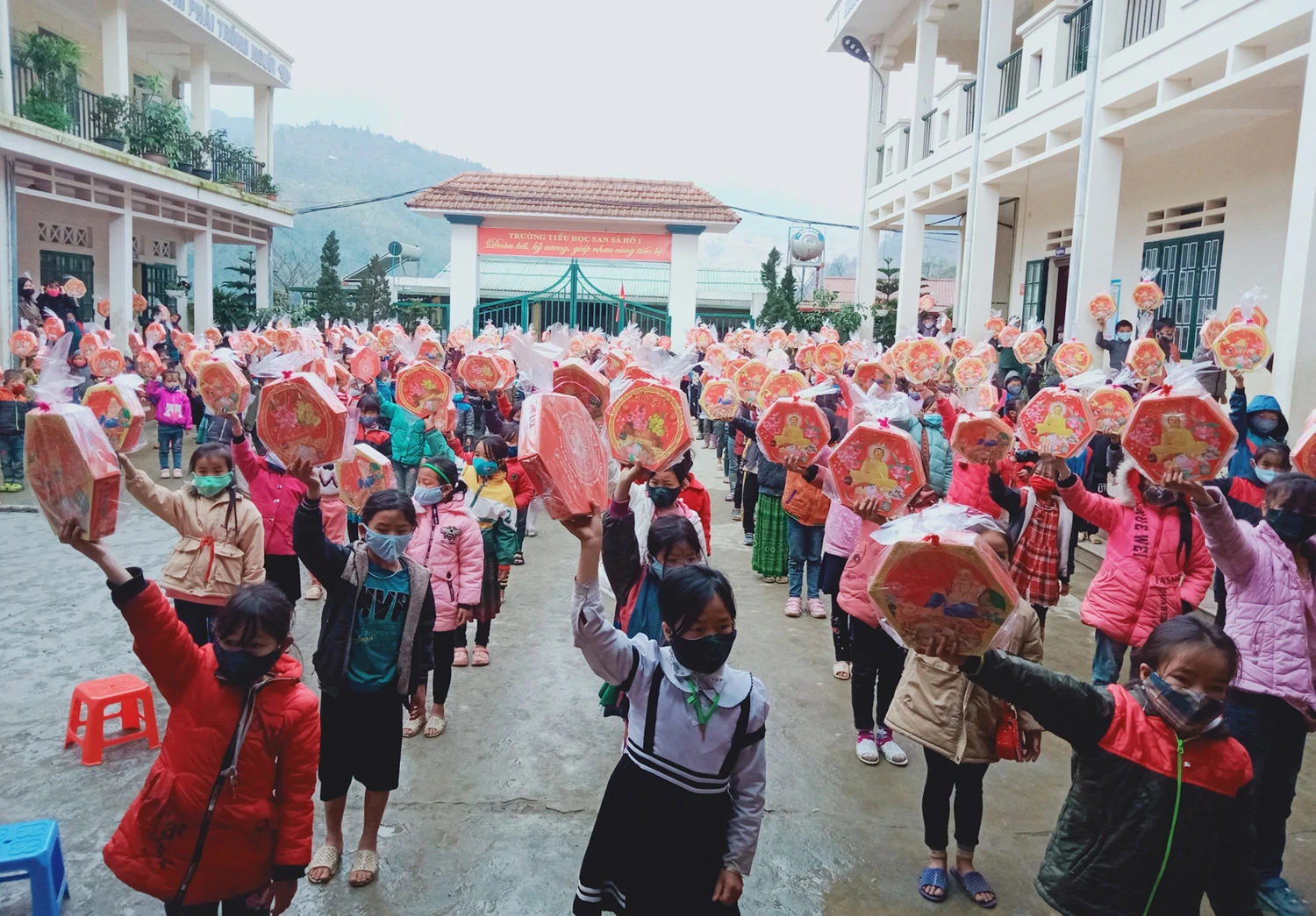 Nhiều cơ quan, đơn vị, địa phương tổ chức tặng quà Tết ảnh 7