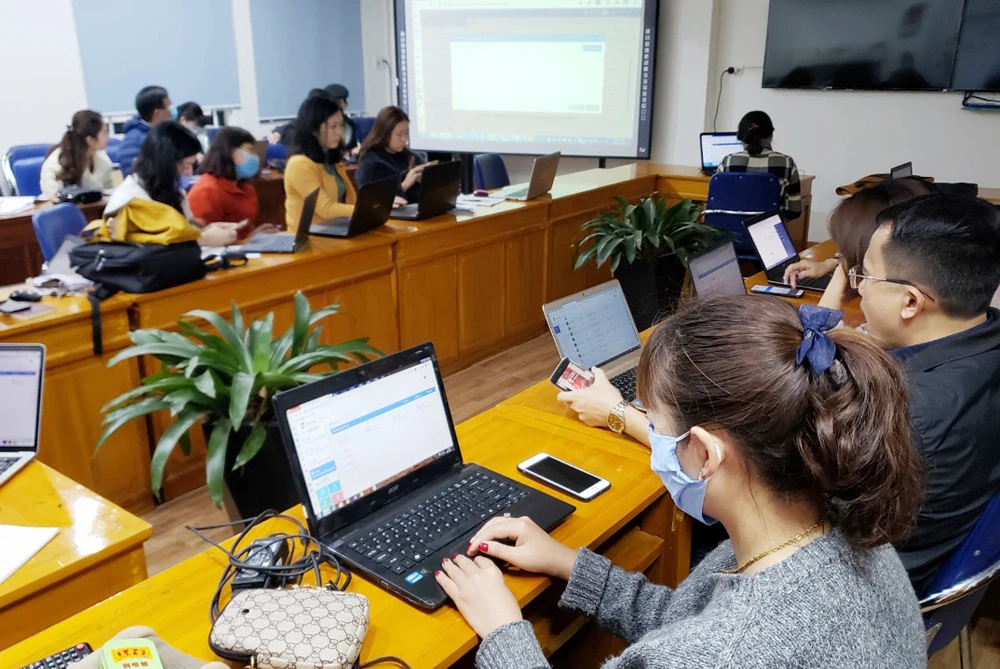 Giáo viên Trường THPT số 1 thành phố Lào Cai được tập huấn dạy học trực tuyến ngày 5/2/2021.