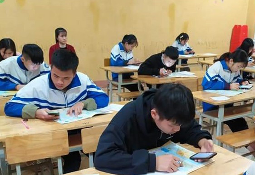 Học sinh Trường THPT số 3 Bảo Yên được học và thi khảo sát trực tuyến qua phần mềm trên điện thoại thông minh.