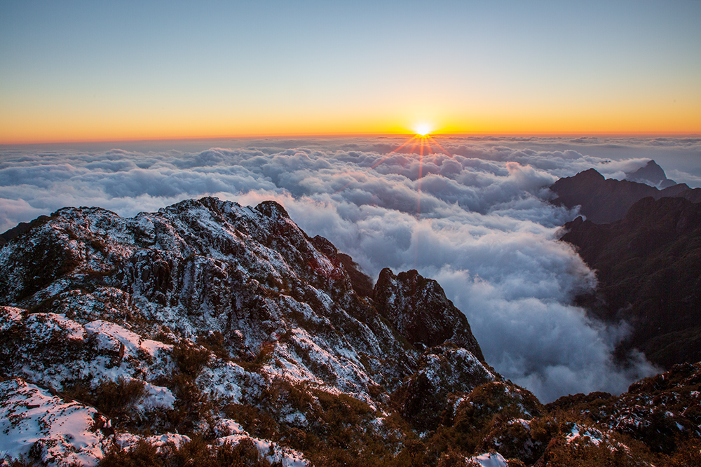 Từ sáng sớm 9/2 đỉnh núi Fansipan đã phủ tuyết trắng tạo lên một khung cảnh vô cùng độc đáo. Tuyết trên đỉnh Fansipan xuất hiện rất dày, có nơi phủ đến 60cm. Cảnh vật huyền ảo. Khung cảnh đẹp như châu Âu khi tuyết phủ. Bình minh trên đỉnh Fansipan trong tuyết phủ. Hoàng hôn trên đỉnh Fansipan vẫn đầy tuyết. Mây trắng và tuyết phủ trên đỉnh Fansipan. Khu du lịch tâm linh của Sun World Fansipan Legend trên đỉnh Fansipan cũng đầy tuyết. Từ sáng sớm 9/2 đỉnh núi Fansipan đã phủ tuyết trắng tạo lên một khung cảnh vô cùng độc đáo. Tuyết trên đỉnh Fansipan xuất hiện rất dày, có nơi phủ đến 60cm. Cảnh vật huyền ảo. Khung cảnh đẹp như châu Âu khi tuyết phủ. Bình minh trên đỉnh Fansipan trong tuyết phủ. Hoàng hôn trên đỉnh Fansipan vẫn đầy tuyết. Mây trắng và tuyết phủ trên đỉnh Fansipan. Khu du lịch tâm linh của Sun World Fansipan Legend trên đỉnh Fansipan cũng đầy tuyết.