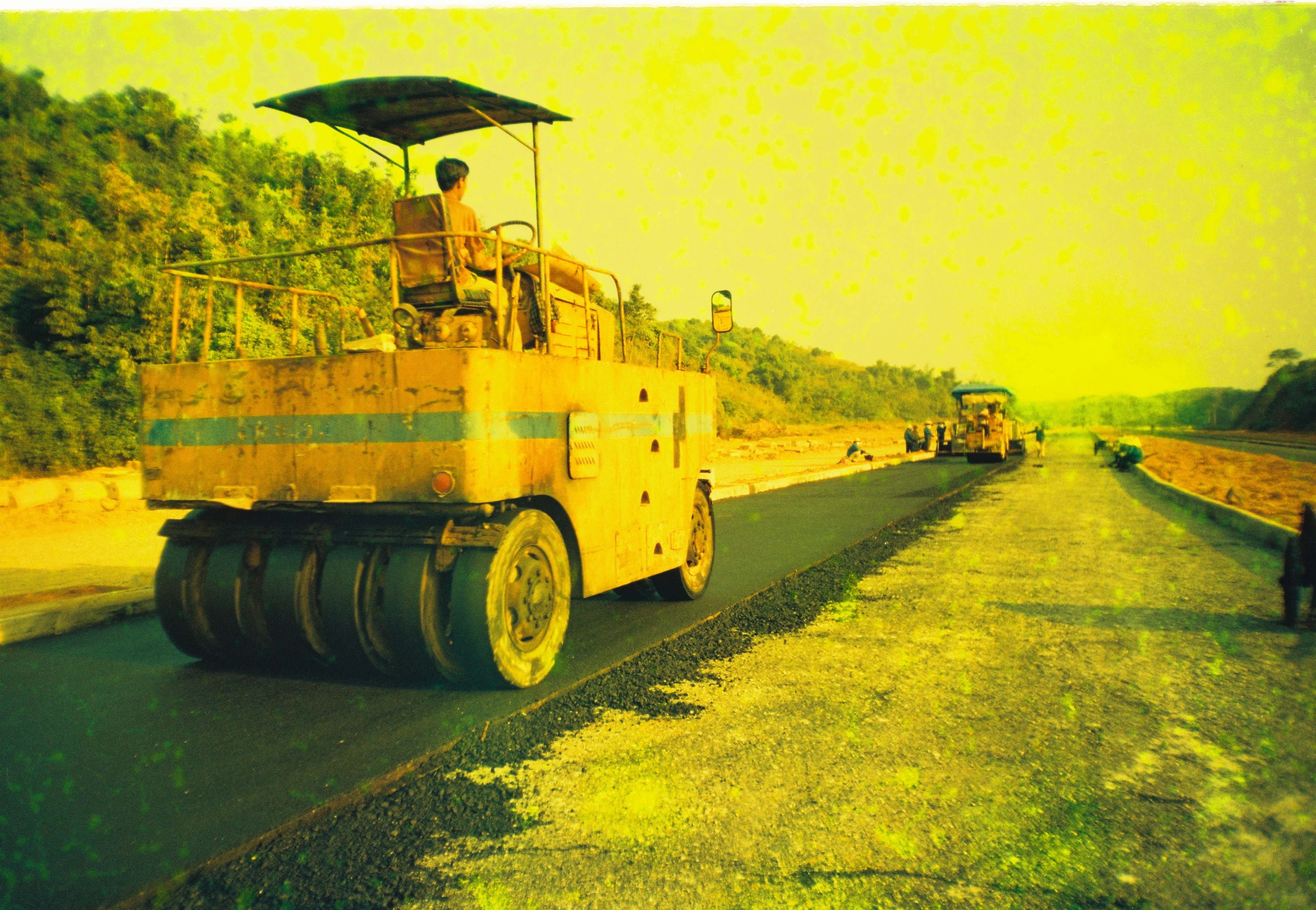 Lễ kỷ niệm 50 năm ngày giải phóng Lào Cai. Một dãy phố trên đường Hoàng Liên năm 2000. Thi công xây dựng cầu Hồ Kiều năm 2001. Đường Hoàng Liên năm 2001. Thi công Đại lộ Trần Hưng Đạo năm 2003.