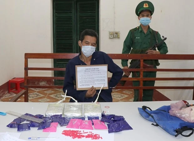 Điện Biên: Bắt kẻ vận chuyển 3 bánh heroin, 4.000 viên ma túy tổng hợp ảnh 1