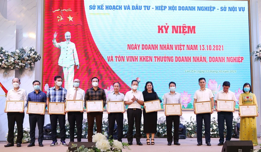 Trao Cờ thi đua của UBND tỉnh cho 10 tập thể. Trao Bằng khen của Chủ tịch UBND tỉnh cho 10 tập thể. Trao danh hiệu Tập thể lao động xuất sắc của Chủ tịch UBND tỉnh cho các tập thể.