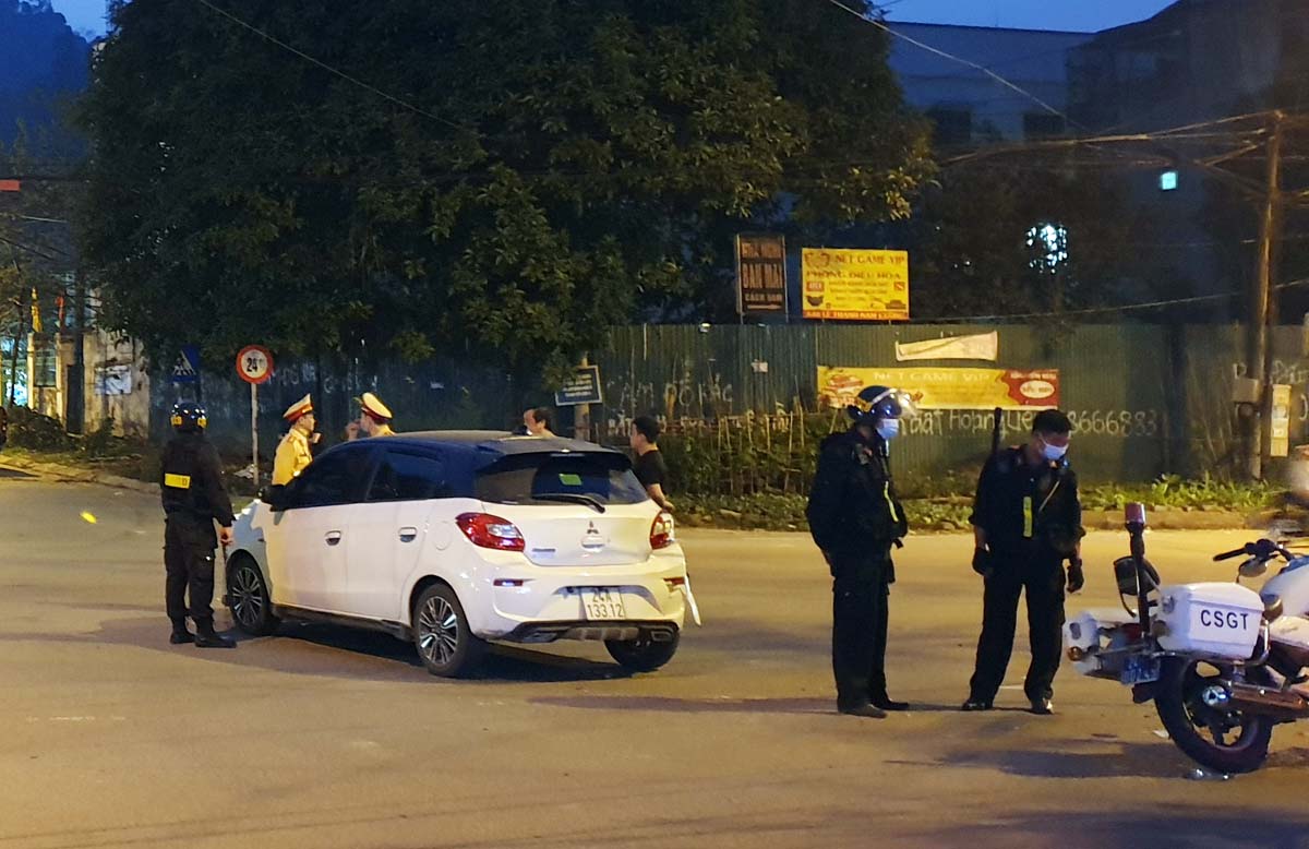 Chiếc xe ô tô bị hư hỏng phần đuôi và đèn chiếu hậu.