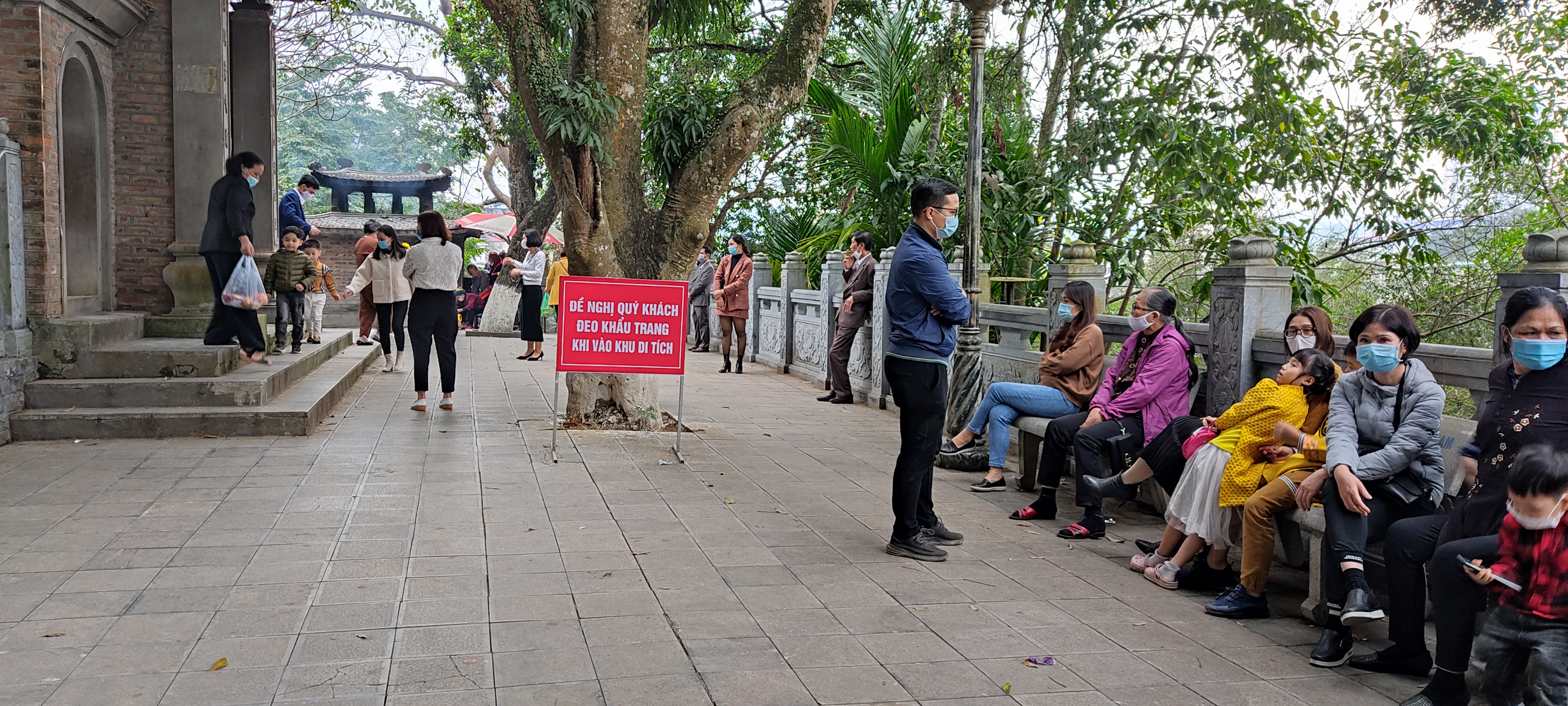Người dân đến Đền Thượng cầu bình an cho gia đình. Chọn mua lễ vào đền, chùa. Đi hành lễ dịp đầu năm là nét văn hóa truyền thống tốt đẹp của người Việt từ xưa tới nay. Mùng 1 Tết Tân Sửu 2021, các đền, chùa ở thành phố Lào Cai và huyện Bảo Yên có nhiều người dân đổ về hành lễ cầu an. Tại các đền, chùa đều có biển yêu cầu người dân tuân thủ các biện pháp phòng, chống dịch. Việc hành lễ của người dân trong không khí bình yên và tuân thủ các quy định về phòng, chống dịch. Xin chữ đầu năm là nét văn hoá của người Việt Nam.