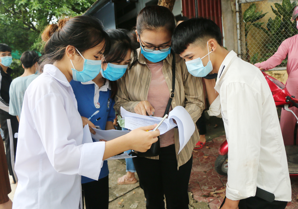 Cô giáo Trần Thị Hằng chữa đề cho thí sinh ngay khi các em bước ra khỏi phòng thi.