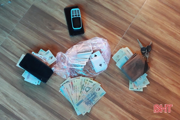 4 đối tượng “sát phạt” nhau bằng hình thức đánh phỏm.