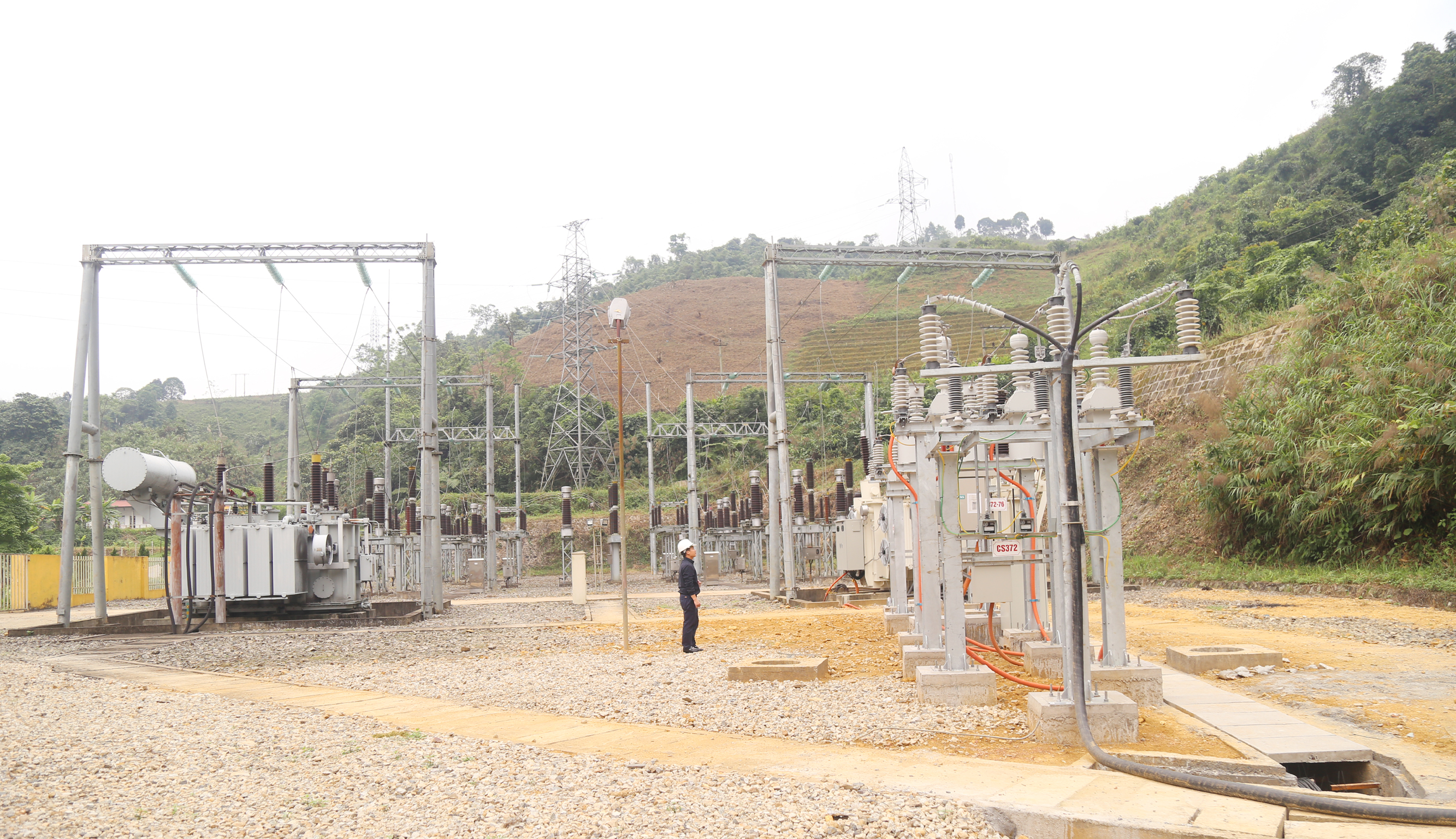 Trực vận hành tại Nhà máy Thủy điện Nậm Củm (Sa Pa). Các nhà máy thủy điện cung cấp sản lượng điện liên tục lên lưới điện quốc gia.