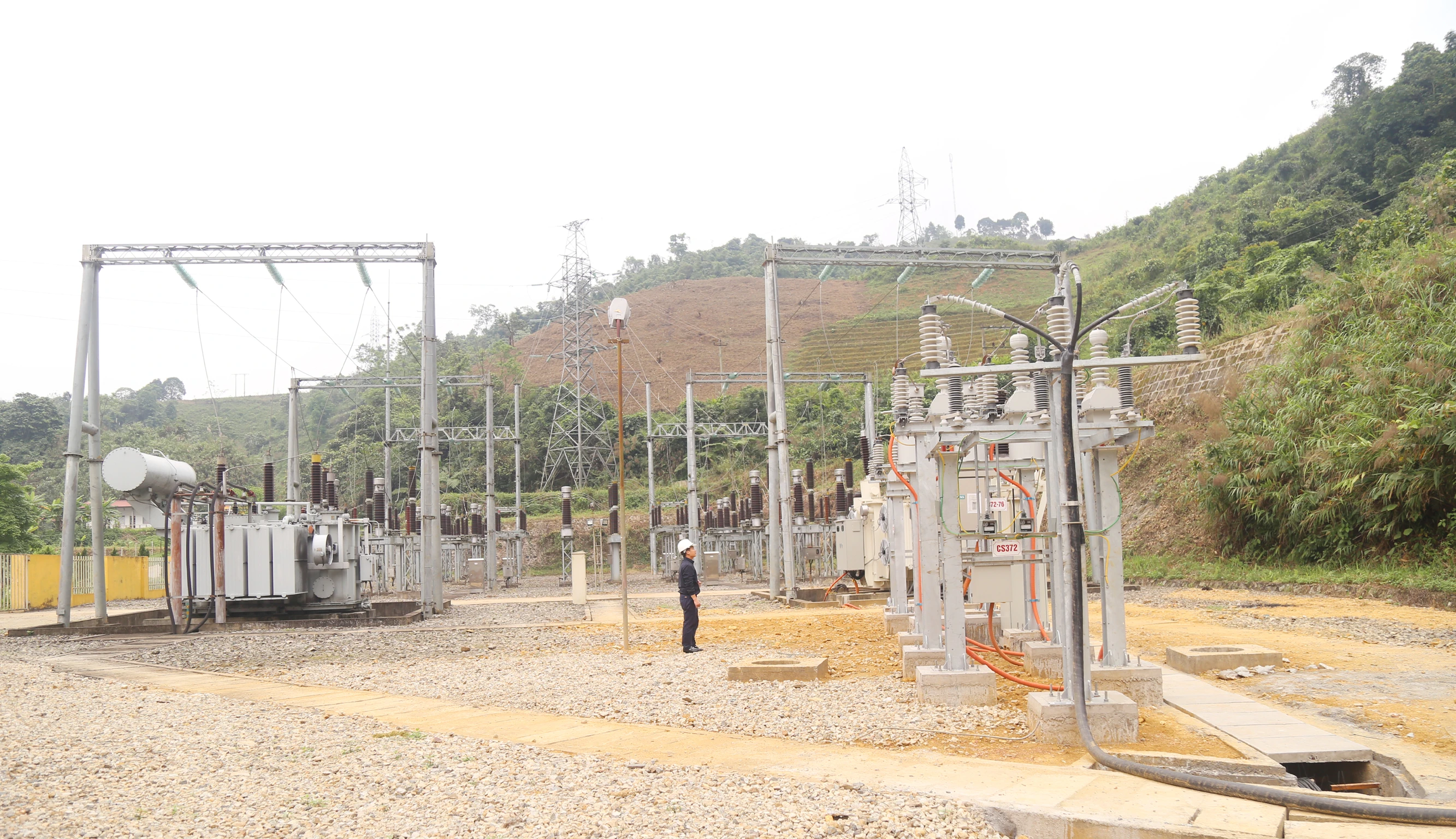 Trực vận hành tại Nhà máy Thủy điện Nậm Củm (Sa Pa). Các nhà máy thủy điện cung cấp sản lượng điện liên tục lên lưới điện quốc gia.