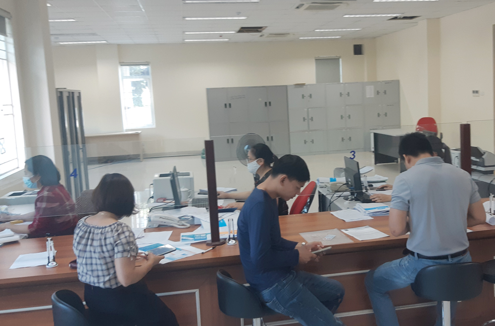 Giải quyết thủ tục cho các tổ chức, cá nhân thụ hưởng chế độ bảo hiểm tại bộ phận một cửa. Giải quyết thủ tục cho các tổ chức, cá nhân thụ hưởng chế độ bảo hiểm tại bộ phận một cửa.