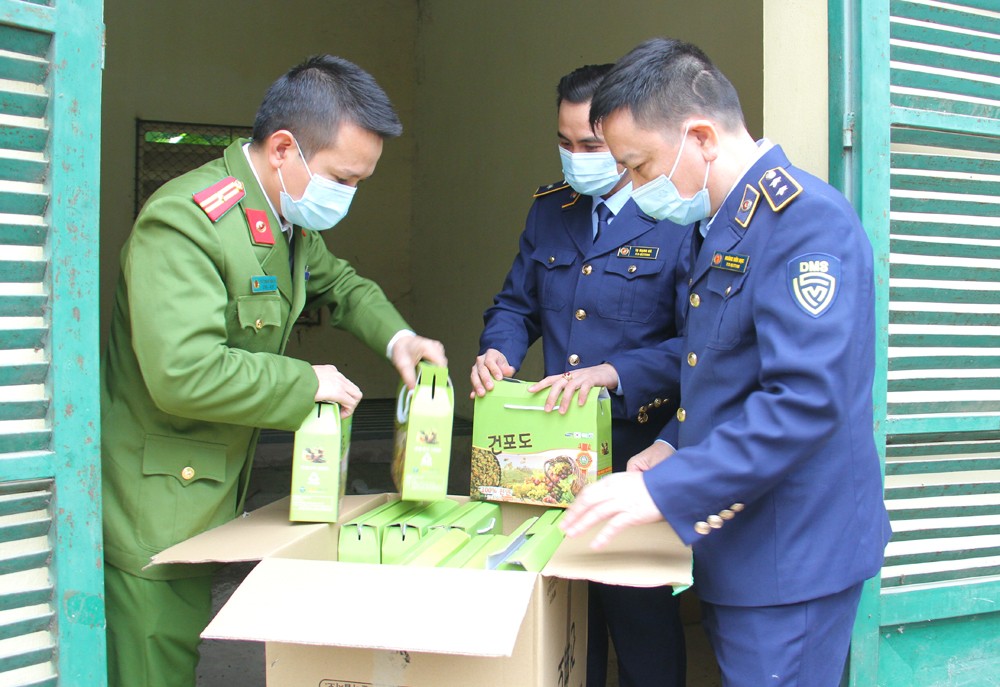 Thu giữ lô hàng thực phẩm không rõ nguồn gốc.