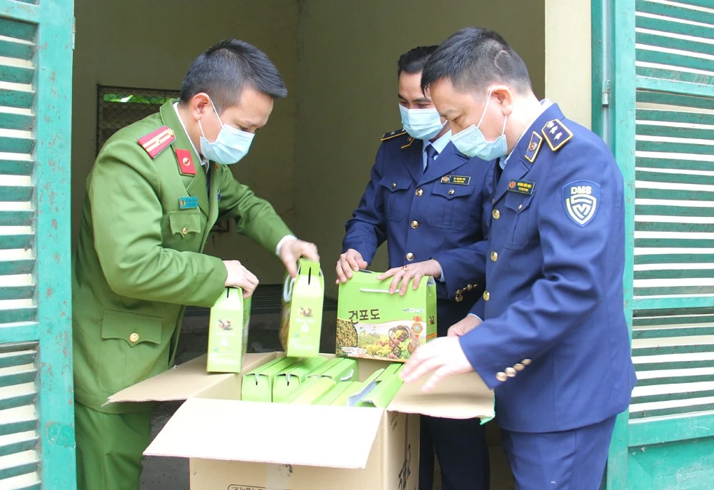 Thu giữ lô hàng thực phẩm không rõ nguồn gốc.