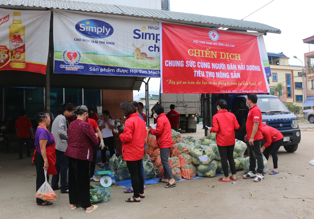 Người dân bắt đầu đến địa điểm bán nông sản mua hàng.